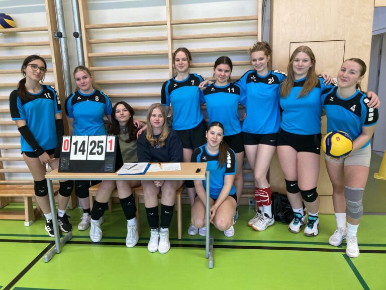 Volleyball-Mädchen holen Trophäe